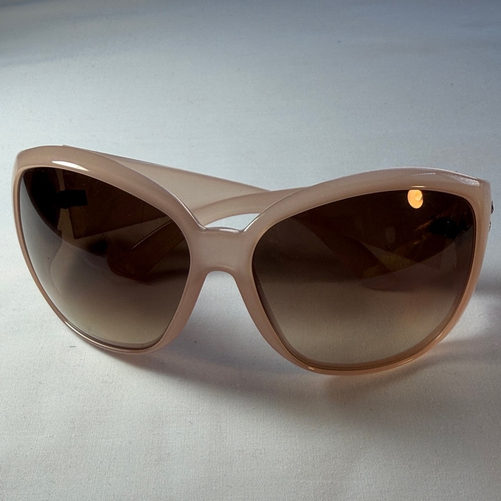 Gucci authentic soft pink/Beige Sunglasses with  Gucci case!
